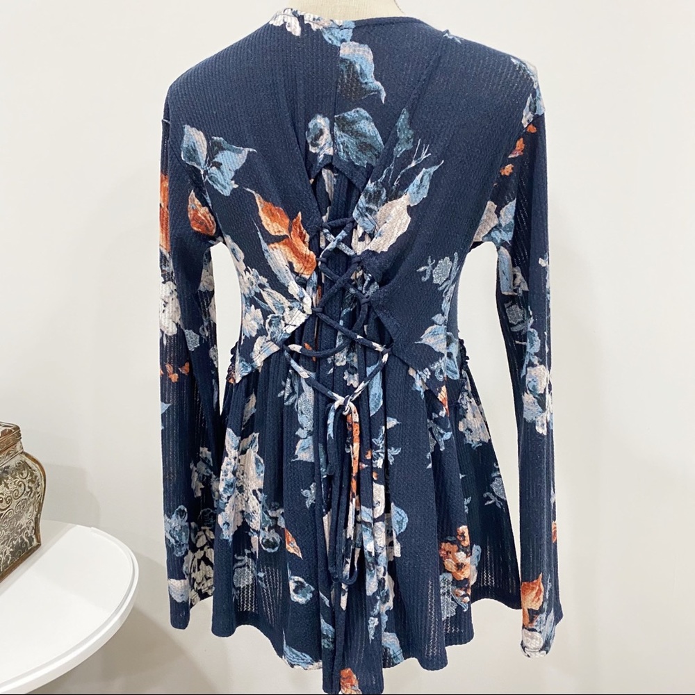 Sage blue floral top with lace up back Sz L - Picture 7 of 8